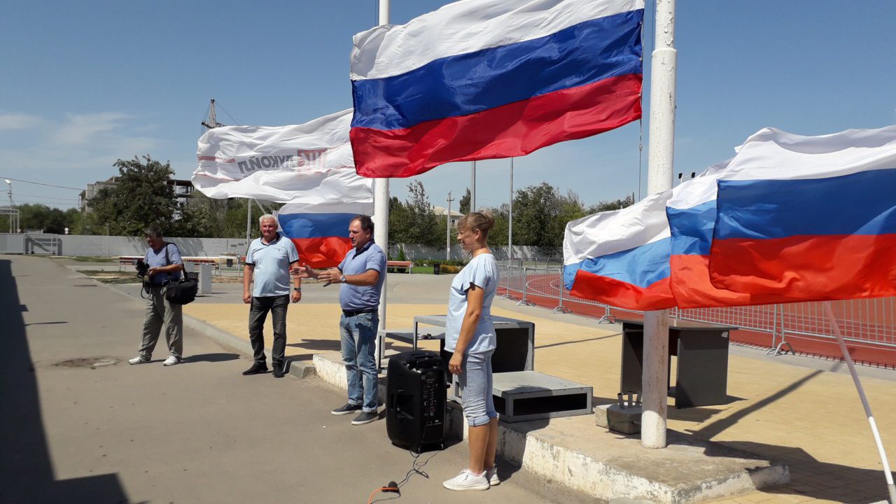 Поднятие флага своими руками. Поднятие флага на линейке. Поднятие флага форма мероприятия. Поднятие российского флага.